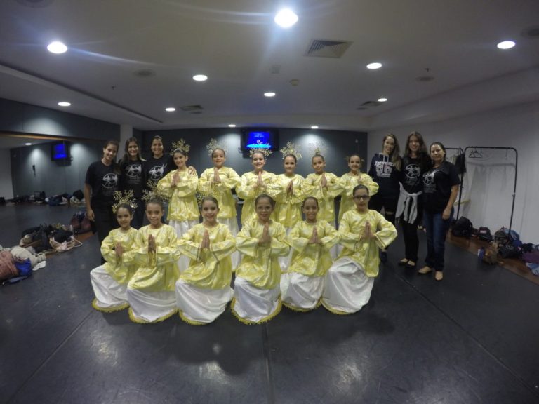Alunos da Usina da Dança pisam em palco paulistano como Anjos do Quebra Nozes da Cia Cisne Negro
